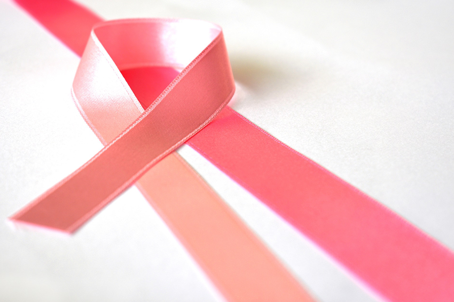 Rosafarbene Brustkrebs-Schleife auf einem weißen Hintergrund