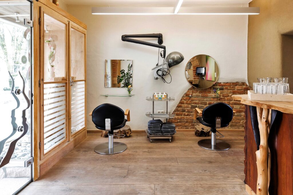 Friseursalon im NATURstil mit zwei Stühlen, Spiegeln und Elementen aus Holz
