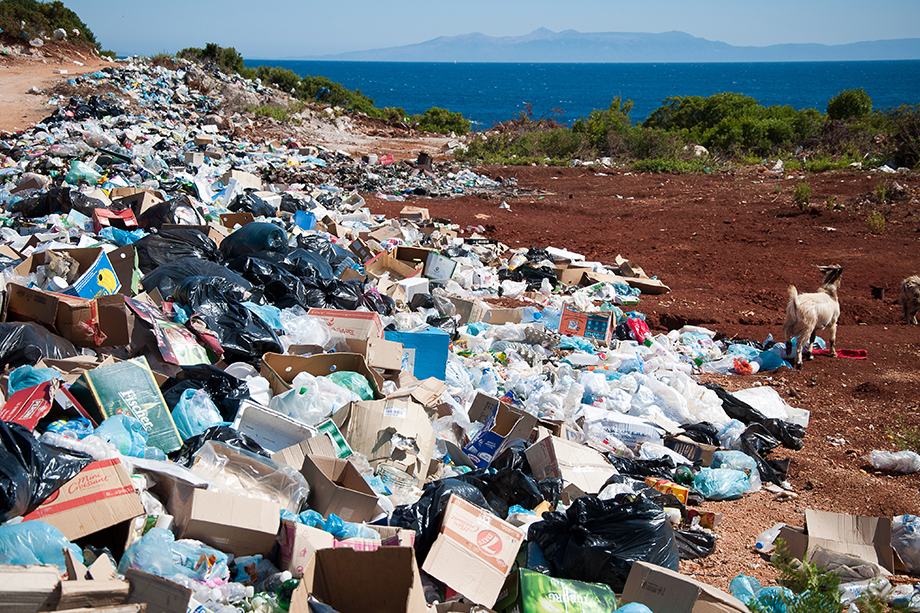 Berg voll Müll an einem Strand