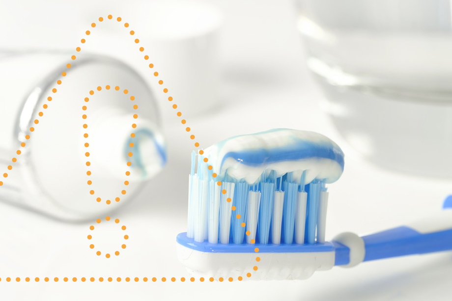 Blau-weiße Zahnpasta auf einer blau-weißen Zahnbürste