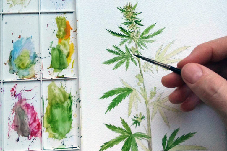 Eine Frau malt mit einem dünnen Pinsel und Grüntönen die Illustration einer Pflanze