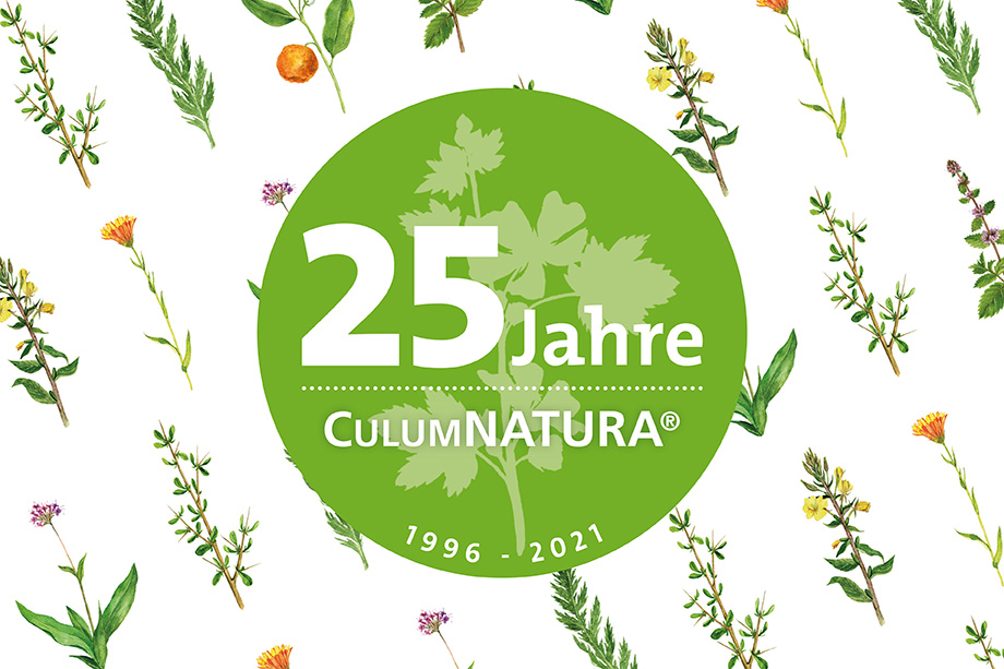 Grüner Kreis mit dem Schriftzug "25 Jahre CULUMNATURA", Pflanzen im Hintergrund