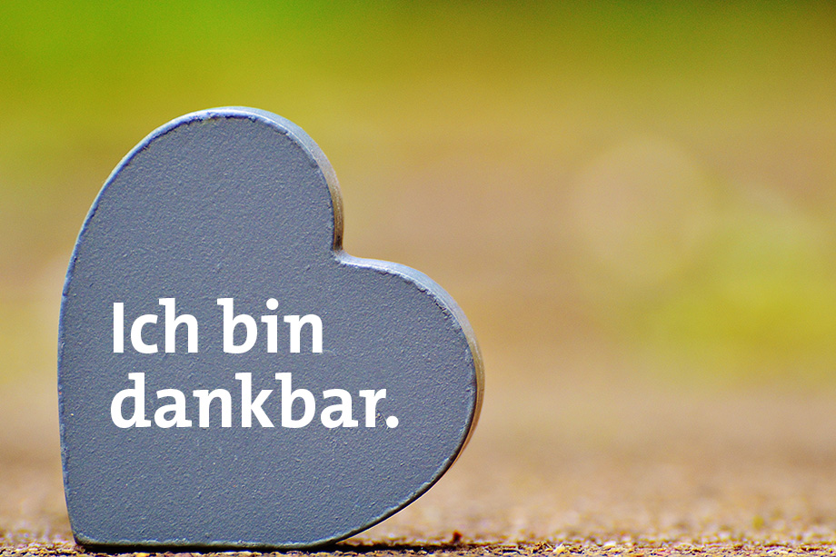 Graues Herz mit dem weißen Schriftzug "Ich bin dankbar."