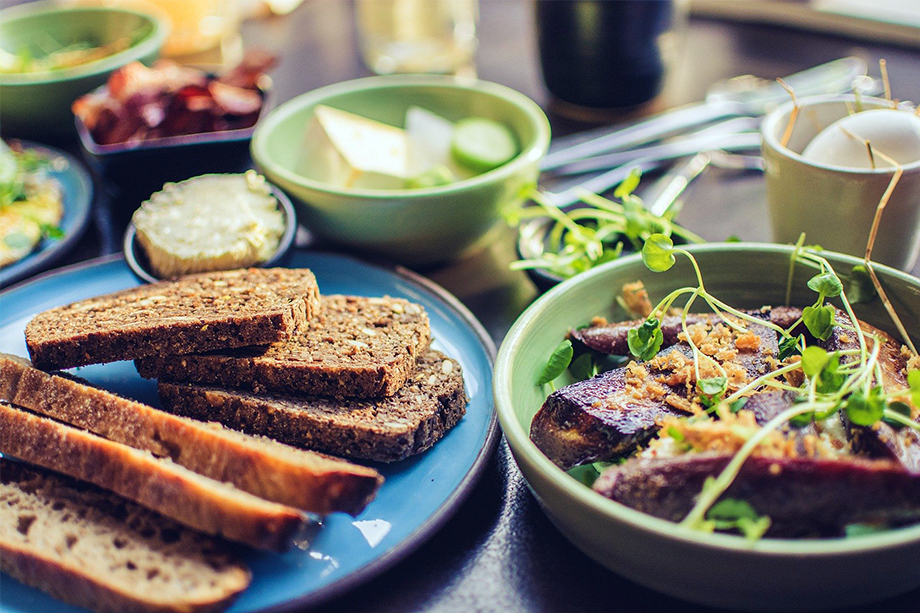 Gedeckter Frühstückstisch mit vitalstoffreichen Speisen wie Vollkornbrot