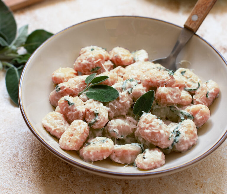 Gnocchi mit Echtem Salbei, angerichtet in einem Suppenteller aus Porzellan