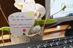 Nette Botschaft am Schreibtisch in der Arbeit am Tag der spontanen Nettigkeiten