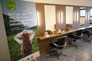 Natürlicher Friseursalon mit einem Plakat von CULUMNATURA