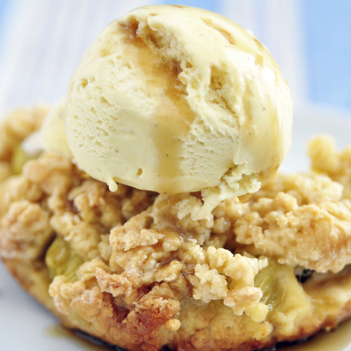 Knuspriges Rhabarber-Crumble mit Vanilleeis