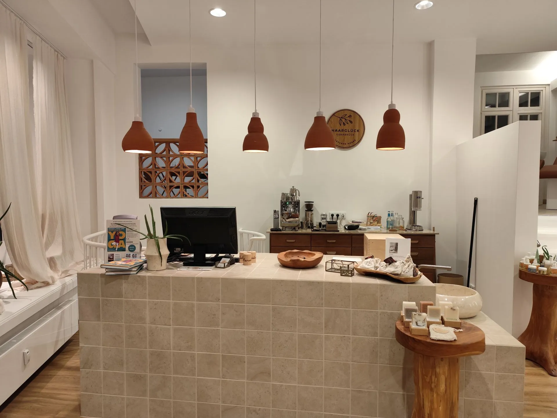 Empfangsbereich des Salon Haarglück in Osnabrück, dem neuen Seminarstandort der CULUMNATURA® Akademie für Haut- und Haarpflege sowie Pflanzenhaarfarben.