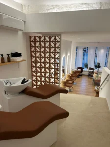 Praxisbereich im Salon Haarglück in Osnabrück, in dem die praktischen Einheiten der CULUMNATURA® Seminare stattfinden.